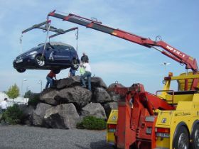 Auto Service Becker - PKW Aufstellung in 8 Meter Hoehe