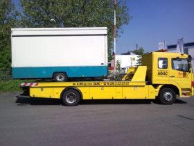 Auto Service Becker - Transport eines Verkaufsanhaengers